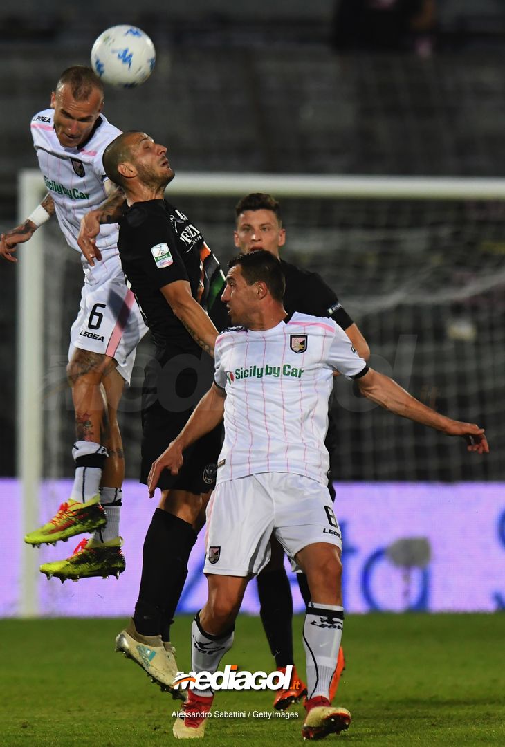  VENICE, ITALY - APRIL 27: Aljaz Struna of US Citta di Palermo jump for the ball during the serie B match between Venezia FC and US Citta di Palermo at Stadio Pier Luigi Penzo on April 27, 2018 in Venice, Italy.  (Photo by Alessandro Sabattini/Getty Images) 