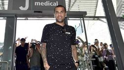 Dani Alves colpito da una bottiglietta lanciata dagli spalti. Nulla di grave, il difensore della Juv
