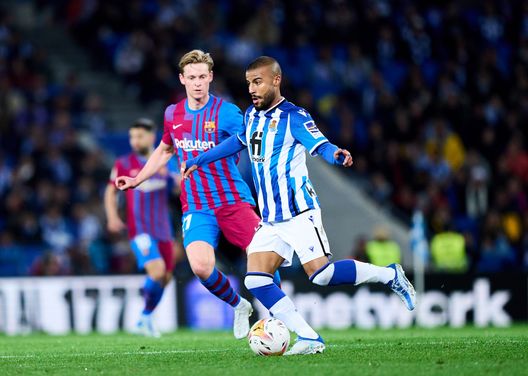 SAN SEBASTIAN, SPAIN - APRIL 21: Frenkie de Jong of FC Barcelona duels for the ball with Rafael Alcantara of Real Sociedad during the LaLiga Santander match between Real Sociedad and FC Barcelona at Reale Arena on April 21, 2022 in San Sebastian, Spain. (Photo by Juan Manuel Serrano Arce/Getty Images) Rafinha, opzione low cost per il centrocampo viola- immagine 2