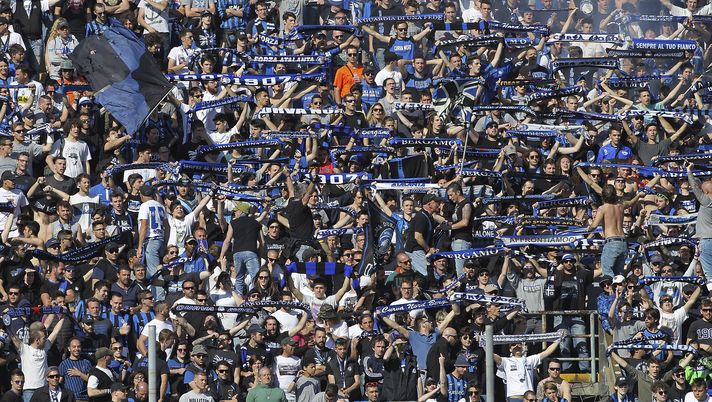 BERGAMO, ITALY - APRIL 24: Atalanta BC fans show their support during the Serie A match between Atalanta BC and AC Chievo Verona at Stadio Atleti Azzurri d'Italia on April 24, 2016 in Bergamo, Italy. (Photo by Marco Luzzani/Getty Images) BERGAMO, ITALY - APRIL 24: Atalanta BC fans show their support during the Serie A match between Atalanta BC and AC Chievo Verona at Stadio Atleti Azzurri d'Italia on April 24, 2016 in Bergamo, Italy. (Photo by Marco Luzzani/Getty Images)