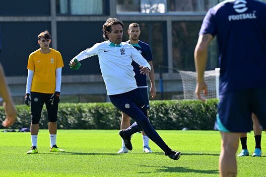 COMO, ITALY - OCTOBER 07: Head Coach Simone Inzaghi of FC Internazionale in action during the FC Internazionale training session at the club's training ground Suning Training Center at Appiano Gentile on October 07, 2022 in Como, Italy. (Photo by Mattia Ozbot - Inter/Inter via Getty Images) Inter, Inzaghi ruota col Sassuolo: previsto almeno un cambio per reparto- immagine 2