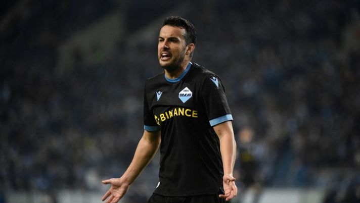 Lazio's Spanish forward Pedro gestures during the Europa League football match between FC Porto and Lazio at the Dragao stadium in Porto on February 17, 2022. (Photo by MIGUEL RIOPA / AFP) (Photo by MIGUEL RIOPA/AFP via Getty Images) Lazio, Pedro non è ancora recuperato: le sensazioni di giornata verso lo Spezia - immagine 1