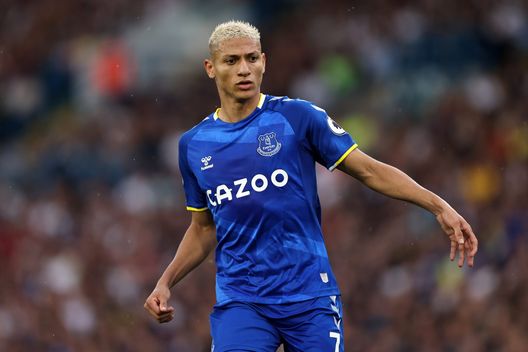 LEEDS, ENGLAND - AUGUST 21: Richarlison of Everton during the Premier League match between Leeds United and Everton at Elland Road on August 21, 2021 in Leeds, England. (Photo by Marc Atkins/Getty Images) Everton, Farhad Moshiri chiede scusa ma ha speso 530 milioni di sterline per non essere competitivi- immagine 1