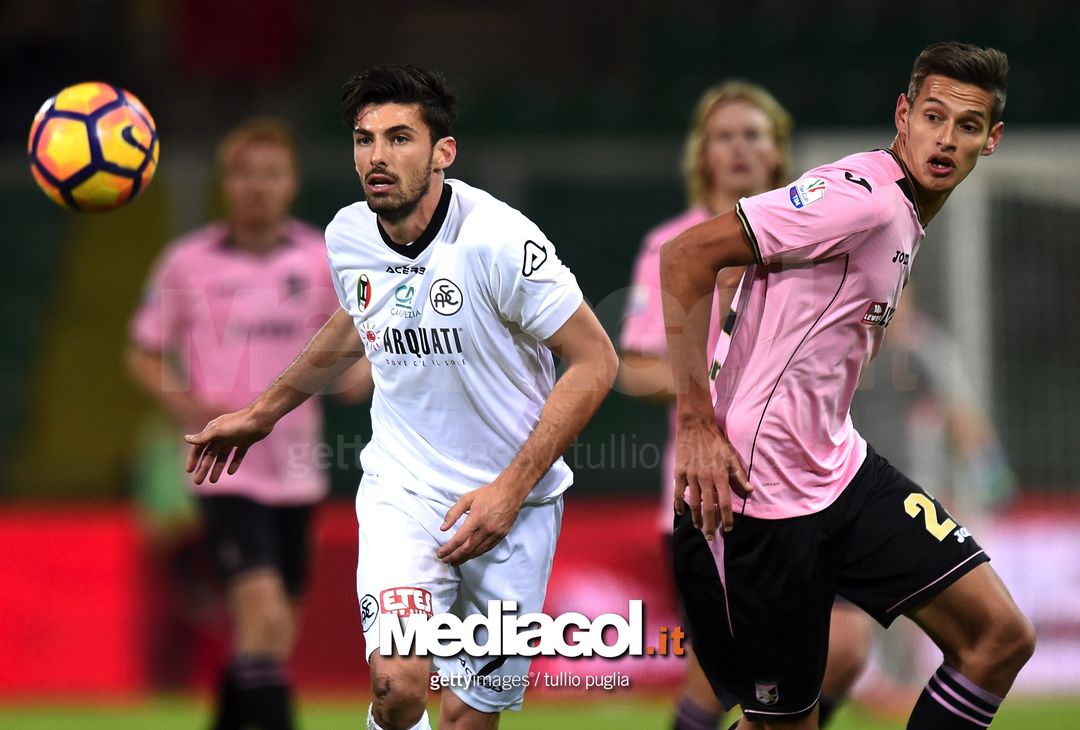  PALERMO, ITALY - NOVEMBER 30: Daniele Sciaudone (R) of Spezia and Norman Balogh of Palermo compete for the ball during the TIM Cup match between US Citta di Palermo and AC Spezia at Stadio Renzo Barbera on November 30, 2016 in Palermo, Italy.  (Photo by Tullio M. Puglia/Getty Images) 