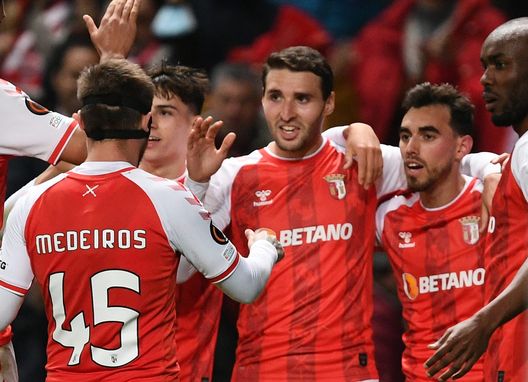 BRAGA, PORTUGAL - APRIL 07: Abel Ruiz of Sporting Braga is congratulated after scoring the opening goal during the UEFA Europa League Quarter Final Leg One match between Sporting Braga and Rangers FC at Estadio Municipal de Braga on April 07, 2022 in Braga, Portugal. (Photo by Octavio Passos/Getty Images) Occhio al Braga: calcio e spensieratezza. Sintesi di un avversario ostico- immagine 2