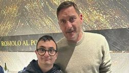 Totti, cena ad Anzio e realizza il sogno di Nanni: foto con l’atleta paralimpico