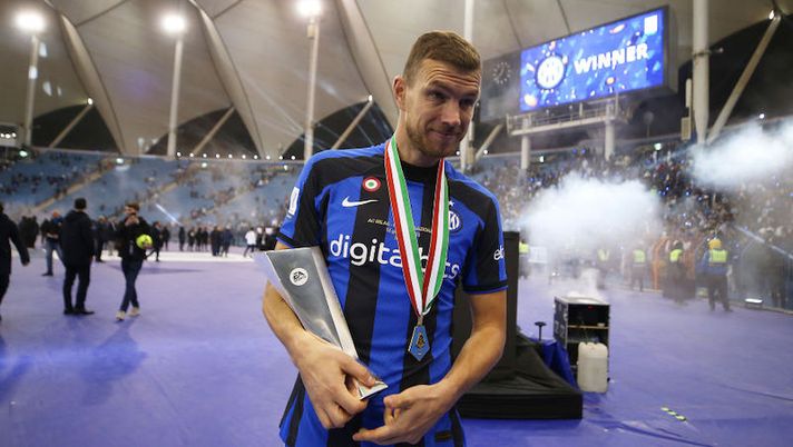 RIYADH, SAUDI ARABIA - JANUARY 18: AC Milan v Inter Milan at King Fahd International Stadium on January 18, 2023 in Riyadh, Saudi Arabia. (Photo by Yasser Bakhsh/Getty Images) Dzeko punge il Milan: “Vinto e festeggiato rispettando l’avversario, così si fa” - immagine 1
