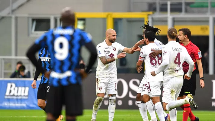 MILAN, ITALY - NOVEMBER 22: Simone Zaza (L) of Torino celebrates with team mates Soualiho Meite (2L), Tomas Rincon (2R) and Lyanco (R) after scoring their sides first goal during the Serie A match between FC Internazionale and Torino FC at Stadio Giuseppe Meazza on November 22, 2020 in Milan, Italy. Sporting stadiums around Italy remain under strict restrictions due to the Coronavirus Pandemic as Government social distancing laws prohibit fans inside venues resulting in games being played behind closed doors. (Photo by Valerio Pennicino/Getty Images)