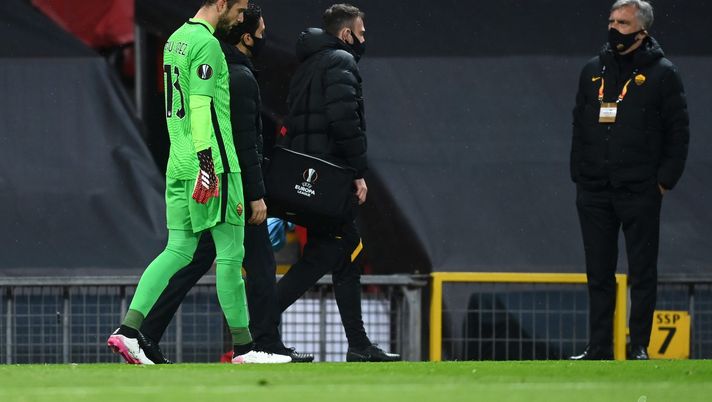 MANCHESTER, ENGLAND - APRIL 29: Pau Lopez of Roma leaves the pitch with an injury during the UEFA Europa League Semi-final First Leg match between Manchester United and AS Roma at Old Trafford on April 29, 2021 in Manchester, England. Sporting stadiums around Europe remain under strict restrictions due to the Coronavirus Pandemic as Government social distancing laws prohibit fans inside venues resulting in games being played behind closed doors. (Photo by Michael Regan/Getty Images) MANCHESTER, ENGLAND - APRIL 29: Pau Lopez of Roma leaves the pitch with an injury during the UEFA Europa League Semi-final First Leg match between Manchester United and AS Roma at Old Trafford on April 29, 2021 in Manchester, England. Sporting stadiums around Europe remain under strict restrictions due to the Coronavirus Pandemic as Government social distancing laws prohibit fans inside venues resulting in games being played behind closed doors. (Photo by Michael Regan/Getty Images)