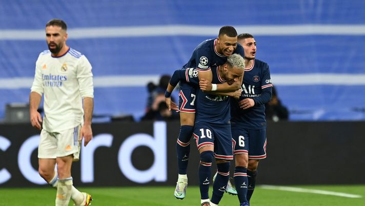 MADRID, SPAIN - MARCH 09: Kylian Mbappe of Paris Saint-Germain celebrates with teammates Neymar and Marco Verratti after scoring their team's first goal during the UEFA Champions League Round Of Sixteen Leg Two match between Real Madrid and Paris Saint-Germain at Estadio Santiago Bernabeu on March 09, 2022 in Madrid, Spain. (Photo by David Ramos/Getty Images) Rothen attacca il PSG: “Mbappè non vuole che Neymar se ne vada, è il club che gli ha venduto questa idea…” - immagine 1