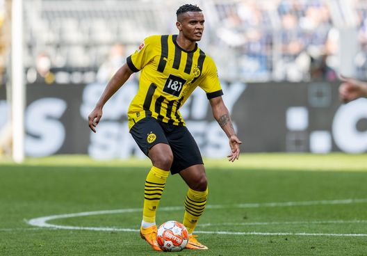 DORTMUND, GERMANY - MAY 14: Manuel Akanji of Borussia Dortmund runs with the ball during the Bundesliga match between Borussia Dortmund and Hertha BSC at Signal Iduna Park on May 14, 2022 in Dortmund, Germany. (Photo by Boris Streubel/Getty Images) Calciomercato Manchester City: acquisti e cessioni sessione estiva 2022/23- immagine 5