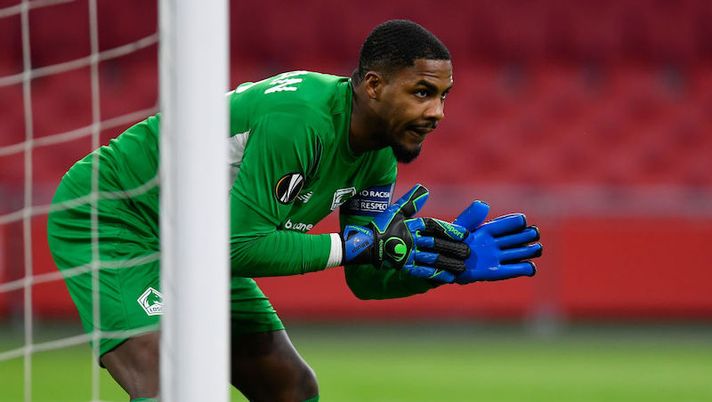 Lille's French goalkeeper Mike Maignan looks on during the UEFA Europa League round of 32 second-leg football match between Ajax Amsterdam and Lille (LOSC) at the Johan Cruyff Arena in Amsterdam, on February 25, 2021. (Photo by JOHN THYS / AFP) (Photo by JOHN THYS/AFP via Getty Images) Pioli: “Maignain arriverà carico, abbiamo preso davvero un ottimo portiere” - immagine 1