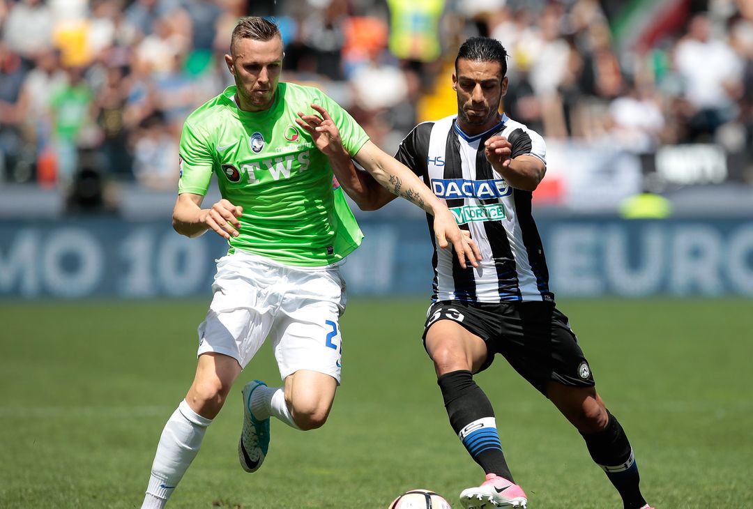  UDINE, ITALY - MAY 07:  Jasmin Kurtic of Atalanta BC (L) competes for the ball with Kadhim Ali Adnan of Udinese Calcio during the Serie A match between Udinese Calcio and Atalanta BC at Stadio Friuli on May 7, 2017 in Udine, Italy.  (Photo by Emilio Andreoli/Getty Images)  