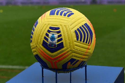 BENEVENTO, ITALY - JANUARY 09: Detail view of the Serie A Nike Flight hi-vis match ball prior to the Serie A match between Benevento Calcio and Atalanta BC at Stadio Ciro Vigorito on January 09, 2021 in Benevento, Italy. Sporting stadiums around Italy remain under strict restrictions due to the Coronavirus Pandemic as Government social distancing laws prohibit fans inside venues resulting in games being played behind closed doors. (Photo by Francesco Pecoraro/Getty Images) 