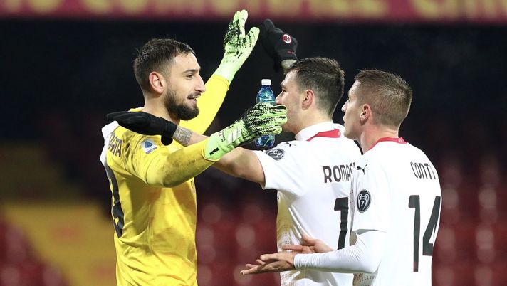 Gianluigi 'Gigio' Donnarumma (portiere AC Milan), Alessio Romagnoli e Andrea Conti (difensori AC Milan) esultano per il successo in Benevento-Milan 0-2 (Serie A 2020-2021) | AC Milan News (Getty Images)
