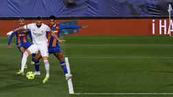 VIDEO Liga, Real Madrid-Barcellona 2-1: dal tacco magico di Benzema alla punizione di Kroos. Le immagini del Clasico