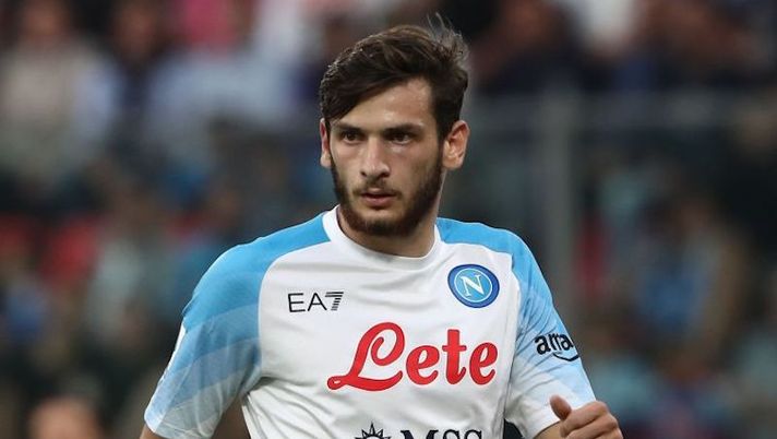 CREMONA, ITALY - OCTOBER 09: Khvicha Kvaratskhelia of SSC Napoli looks on during the Serie A match between US Cremonese and SSC Napoli at Stadio Giovanni Zini on October 09, 2022 in Cremona, Italy. (Photo by Marco Luzzani/Getty Images) Gazzetta: “Il Napoli vuole blindare Kvaratskhelia, le cifre del nuovo contratto” - immagine 1