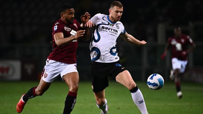 Torino's Brazilian defender Bremer (L) and Inter Milan's Bosnian forward Edin Dzeko go for the ball during the Italian Serie A football match between Torino and Inter Milan on March 13, 2022 at the Olympic stadium in Turin. (Photo by Marco BERTORELLO / AFP) (Photo by MARCO BERTORELLO/AFP via Getty Images) Sky: “Inter, slitta a questa sera l’incontro per Bremer: Juve in attesa e pronta a chiudere” - immagine 1