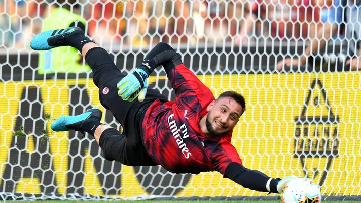 Gianluigi 'Gigio' Donnarumma, portiere del Milan, compie una parata durante il riscaldamento prepartita (credits: GETTY Images)