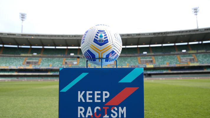 VERONA, ITALY - MARCH 21: The match ball is seen prior to the Serie A match between Hellas Verona FC and Atalanta BC at Stadio Marcantonio Bentegodi on March 21, 2021 in Verona, Italy. Sporting stadiums around Italy remain under strict restrictions due to the Coronavirus Pandemic as Government social distancing laws prohibit fans inside venues resulting in games being played behind closed doors. (Photo by Emilio Andreoli/Getty Images) 