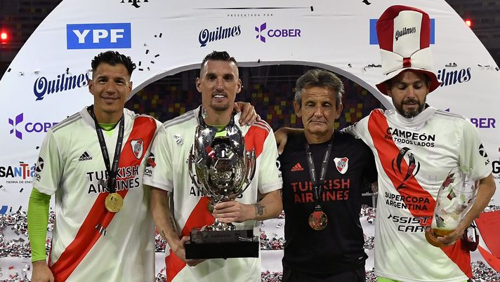 SANTIAGO DEL ESTERO, ARGENTINA - MARCH 04: (L-R) Enrique Bologna, Franco Armani, Alberto Montes goalkeeper trainer, and Germán Lux of River Plate pose with the trophy after winning a match between Racing Club and River Plate as part of Supercopa Argentina at Estadio Único Madre de Ciudades on March 04, 2021 in Santiago del Estero, Argentina. (Photo by Hernan Cortez/Getty Images) SANTIAGO DEL ESTERO, ARGENTINA - MARCH 04: (L-R) Enrique Bologna, Franco Armani, Alberto Montes goalkeeper trainer, and Germán Lux of River Plate pose with the trophy after winning a match between Racing Club and River Plate as part of Supercopa Argentina at Estadio Único Madre de Ciudades on March 04, 2021 in Santiago del Estero, Argentina. (Photo by Hernan Cortez/Getty Images)