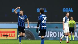 Battuta l’Atalanta, in lotta con la Juve ma il coro Inter è “Chi non salta è rossonero…”