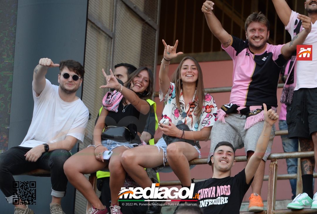 Fototifo, facce da Serie B. I tifosi allo stadio per Palermo-Padova 1-0 - immagine 92
