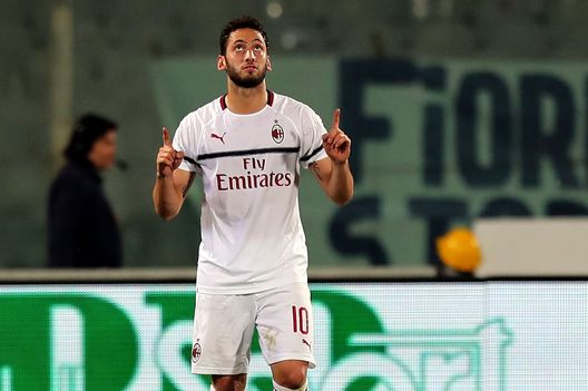 Hakan Calhanoglu, Milan, festeggia il gol, Getty Images 