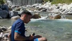 VIDEO Olivera si concede un rinfrescante bagno nel fiume