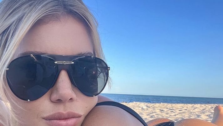 Wanda Nara incanta la spiaggia di Istanbul: selfie e lato B in bella vista - immagine 1
