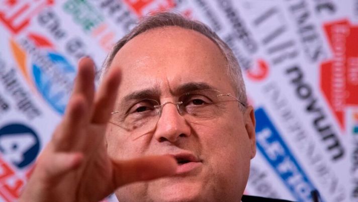 Owner and President of Italian Serie A football club SS Lazio Rome, Italian entrepreneur Claudio Lotito speaks during a press conference at the Foreign Press Association in Rome on December 18, 2019, a day after a Serie A anti-racism campaign triggered criticism. - The head of Serie A on December 17, 2019 apologised for using art featuring monkeys in an anti-racism campaign, after having initially said the work aimed to defend the values of 'integration, multiculturalism and fraternity', but was forced to backpedal after widespread criticism and ridicule. (Photo by Tiziana FABI / AFP) (Photo by TIZIANA FABI/AFP via Getty Images) Lotito su Sarri: “Ho deciso il suo futuro. Non esiste un problema per il rinnovo, anzi” - immagine 1