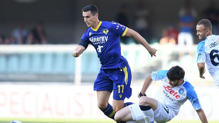 VERONA, ITALY - AUGUST 15: Kevin Lasagna of Hellas Verona competes for the ball with Khvicha Kvaratskhelia of SSC Napoli during the Serie A match between Hellas Verona and SSC Napoli at Stadio Marcantonio Bentegodi on August 15, 2022 in Verona, Italy. (Photo by Alessandro Sabattini/Getty Images) Verona, segnali positivi sul recupero di Lasagna: cosa filtra verso il prossimo turno - immagine 1