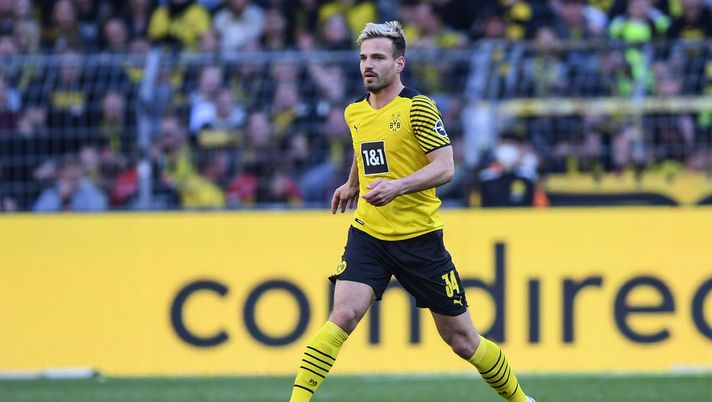 DORTMUND, GERMANY - APRIL 16: Marin Pongracic of Borussia Dortmund runs with the ball during the Bundesliga match between Borussia Dortmund and VfL Wolfsburg at Signal Iduna Park on April 16, 2022 in Dortmund, Germany. (Photo by Frederic Scheidemann/Getty Images) Mercato – Salgono le quotazioni di Pongracic - immagine 1