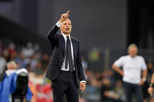 Massimiliano Allegri dà indicazioni nel match contro l'Udinese Massimiliano Allegri dà indicazioni nel match contro l'Udinese