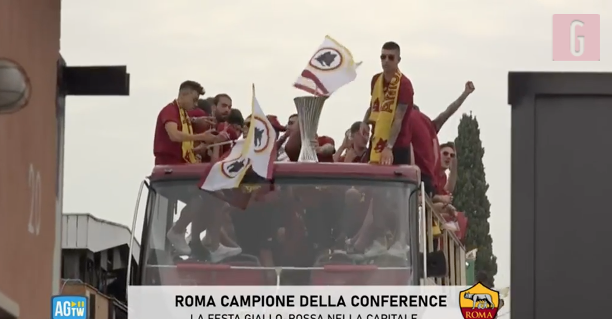 VIDEO LIVE, la Roma di Mourinho sul bus scoperto dopo il trionfo in Conference League VIDEO LIVE, la Roma di Mourinho sul bus scoperto dopo il trionfo in Conference League
