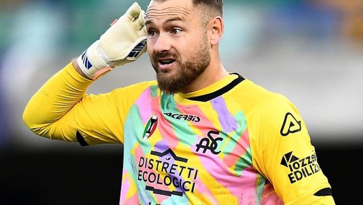 VERONA, ITALY - NOVEMBER 13: Jeroen Zoet of Spezia calcio gestures during the Serie A match between Hellas Verona and Spezia Calcio at Stadio Marcantonio Bentegodi on November 13, 2022 in Verona, Italy. (Photo by Alessandro Sabattini/Getty Images) Spezia, l’esito degli esami per Zoet: lungo stop! Da Nzola a Dragowski, le ultime sulla formazione - immagine 1