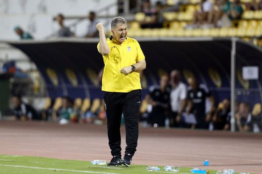 DOHA, QATAR - JUNE 12: Dragan Skocic Coach of Iran celebrate during the FIFA Friendly Regular Round match between Iran and Algeria at Suheim Bin Hamad Stadium on June 12, 2022 in Doha, Qatar. (Photo by Amir kheirkhah ATPImages/Getty Images) La settimana movimentata di Skocic, esonerato e richiamato alla guida dell’Iran - immagine 1