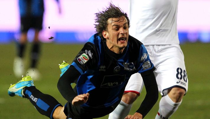 BERGAMO, ITALY - FEBRUARY 15: Manolo Gabbiadini of Atalanta BC in action during the Serie A match between Atalanta BC and Genoa CFC at Stadio Atleti Azzurri d'Italia on February 15, 2012 in Bergamo, Italy. (Photo by Marco Luzzani/Getty Images) BERGAMO, ITALY - FEBRUARY 15: Manolo Gabbiadini of Atalanta BC in action during the Serie A match between Atalanta BC and Genoa CFC at Stadio Atleti Azzurri d'Italia on February 15, 2012 in Bergamo, Italy. (Photo by Marco Luzzani/Getty Images)