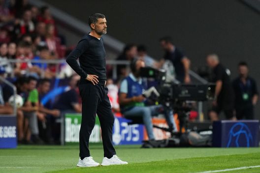 MADRID, SPAIN - SEPTEMBER 07: Sergio Conceicao, Head Coach of FC Porto looks on during the UEFA Champions League group B match between Atletico Madrid and FC Porto at Civitas Metropolitano Stadium on September 07, 2022 in Madrid, Spain. (Photo by Angel Martinez/Getty Images) Momenti di terrore per Conceicao e la sua famiglia: auto presa a sassate, vetri dei finestrini in frantumi- immagine 2