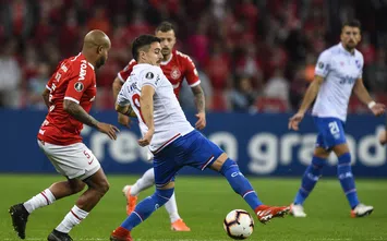  PORTO ALEGRE, BRAZIL - JULY 31: Patrick #5 of Internacional struggles for the ball with Gabriel Neves #8 of Nacional URU during a match between Internacional and Nacional URU as part of Copa CONMEBOL Libertadores 2019 at Beira-Rio Stadium on July 31, 2019 in Porto Alegre, Brazil. (Photo by Pedro Vilela/Getty Images)