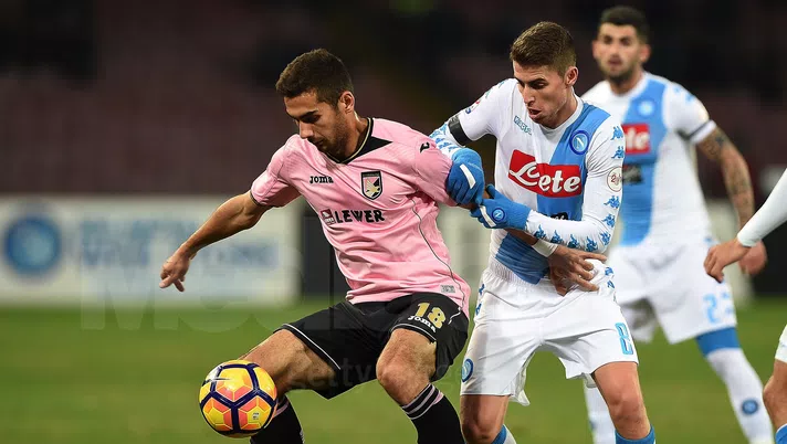 NAPLES, ITALY - JANUARY 29: Napolis player Jorginho vies with US Citta di Palermo player Ivaylo Chochev during the Serie A match between SSC Napoli and US Citta di Palermo at Stadio San Paolo on January 29, 2017 in Naples, Italy.  (Photo by Francesco Pecoraro/Getty Images)