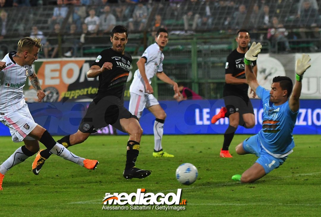  VENICE, ITALY - APRIL 27: Antonino La Gumina of US Citta di Palermo misses a goal during the serie B match between Venezia FC and US Citta di Palermo at Stadio Pier Luigi Penzo on April 27, 2018 in Venice, Italy.  (Photo by Alessandro Sabattini/Getty Images) 