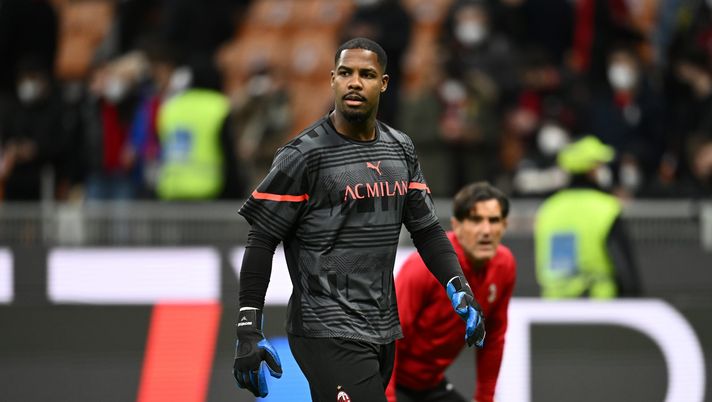 MILAN, ITALY - FEBRUARY 25: Mike Maignan of AC Milan warms up ahead before the Serie A match between AC Milan and Udinese Calcio at Stadio Giuseppe Meazza on February 25, 2022 in Milan, Italy. (Photo by Claudio Villa/AC Milan via Getty Images)