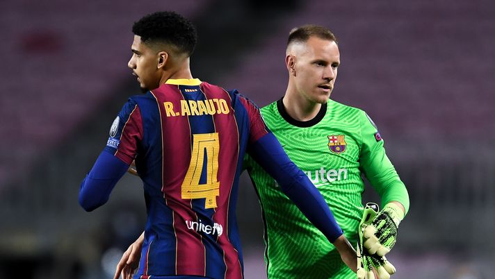 BARCELONA, SPAIN - DECEMBER 08: Marc-Andre ter Stegen shakes hands with his team mate Ronald Araujo of FC Barcelona looks on during the warm up prior to the UEFA Champions League Group G stage match between FC Barcelona and Juventus at Camp Nou on December 08, 2020 in Barcelona, Spain. Sporting stadiums around Spain remain under strict restrictions due to the Coronavirus Pandemic as Government social distancing laws prohibit fans inside venues resulting in games being played behind closed doors. (Photo by David Ramos/Getty Images) BARCELONA, SPAIN - DECEMBER 08: Marc-Andre ter Stegen shakes hands with his team mate Ronald Araujo of FC Barcelona looks on during the warm up prior to the UEFA Champions League Group G stage match between FC Barcelona and Juventus at Camp Nou on December 08, 2020 in Barcelona, Spain. Sporting stadiums around Spain remain under strict restrictions due to the Coronavirus Pandemic as Government social distancing laws prohibit fans inside venues resulting in games being played behind closed doors. (Photo by David Ramos/Getty Images)