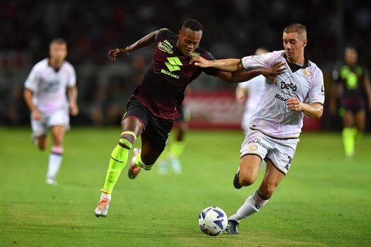 TURIN, ITALY - AUGUST 06: Demba Seck of Torino FC competes with Marco Sala of Palermo calcio during the Coppa Italia match between Torino FC and Palermo at Olimpico Stadium on August 6, 2022 in Turin, Italy. (Photo by Valerio Pennicino/Getty Images) Torino, Seck riconquista la fiducia di Juric: da migliorare il tiro in porta- immagine 2