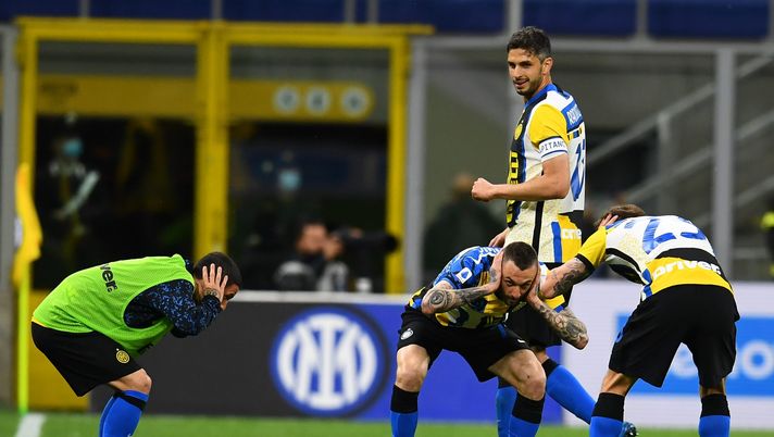MILAN, ITALY - MAY 12: Marcelo Brozovic of FC Internazionale celebrate with Nicolo Barella after scoring the opening goal during the Serie A match between FC Internazionale and AS Roma at Stadio Giuseppe Meazza on May 12, 2021 in Milan, Italy. Sporting stadiums around Italy remain under strict restrictions due to the Coronavirus Pandemic as Government social distancing laws prohibit fans inside venues resulting in games being played behind closed doors. (Photo by Claudio Villa - Inter/Inter via Getty Images) MILAN, ITALY - MAY 12: Marcelo Brozovic of FC Internazionale celebrate with Nicolo Barella after scoring the opening goal during the Serie A match between FC Internazionale and AS Roma at Stadio Giuseppe Meazza on May 12, 2021 in Milan, Italy. Sporting stadiums around Italy remain under strict restrictions due to the Coronavirus Pandemic as Government social distancing laws prohibit fans inside venues resulting in games being played behind closed doors. (Photo by Claudio Villa - Inter/Inter via Getty Images)