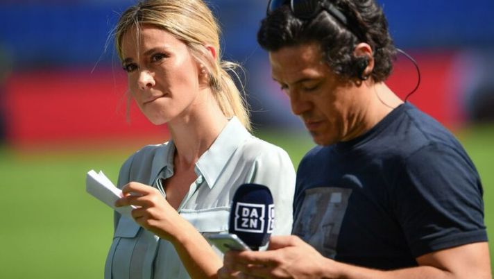Italian television presenter Diletta Leotta (L) and former Italian-Argentine football player, Mauro Camoranesi are pictured prior to the Italian Serie A football match AS Rome vs Chievo Verona on September 16, 2018 at the Olympic stadium in Rome. (Photo by Alberto PIZZOLI / AFP) (Photo credit should read ALBERTO PIZZOLI/AFP via Getty Images) Tutte le risposte su Dazn: il canale Sky, decoder, app, dispositivi connessi e gli orari… - immagine 1