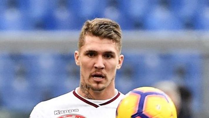 AS Roma Italian midfielder Lorenzo Pellegrini (L) and Torino's Brazilian defender Lyanco go for the ball during the Italian Serie A football match AS Roma vs Torino on January 19, 2019 at the Olumpic stadium in Rome. (Photo by Vincenzo PINTO / AFP) (Photo credit should read VINCENZO PINTO/AFP/Getty Images) Torino, primo infortunio stagionale: stop muscolare per Lyanco, l’esito degli esami - immagine 1