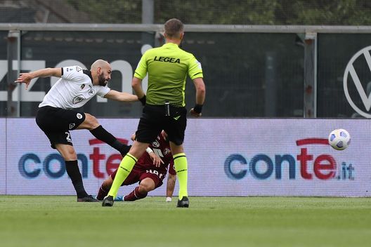LA SPEZIA, ITALY - MAY 15: Riccardo Saponara of Spezia Calcio scores the opening goal during the Serie A match between Spezia Calcio and Torino FC at Stadio Alberto Picco on May 15, 2021 in La Spezia, Italy. (Photo by Gabriele Maltinti/Getty Images) LA SPEZIA, ITALY - MAY 15: Riccardo Saponara of Spezia Calcio scores the opening goal during the Serie A match between Spezia Calcio and Torino FC at Stadio Alberto Picco on May 15, 2021 in La Spezia, Italy. (Photo by Gabriele Maltinti/Getty Images)