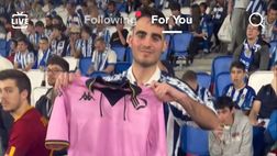 FOTO Real Sociedad-Roma, tifoso basco chiede a Dybala di firmare maglia del Palermo